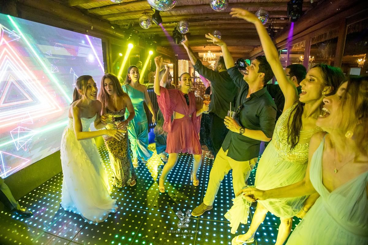 Noiva e convidados na pista de dança.