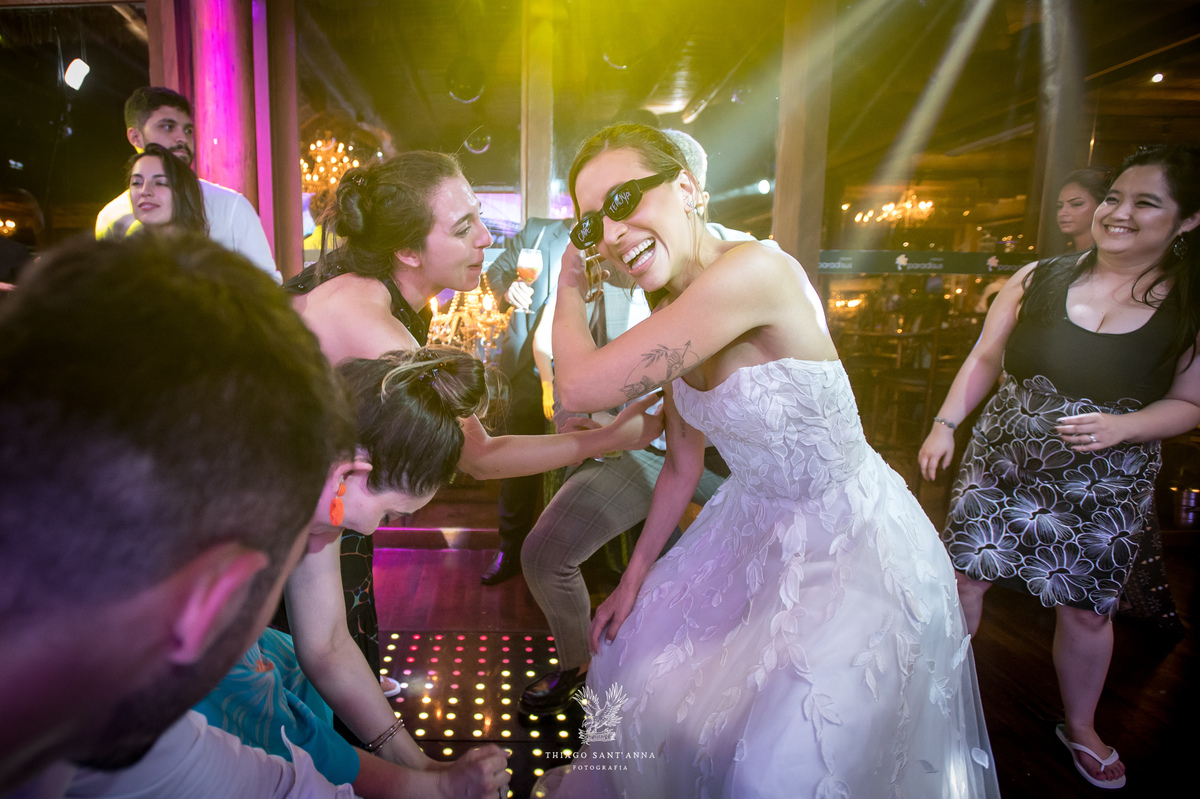 Noiva e convidados na pista de dança.