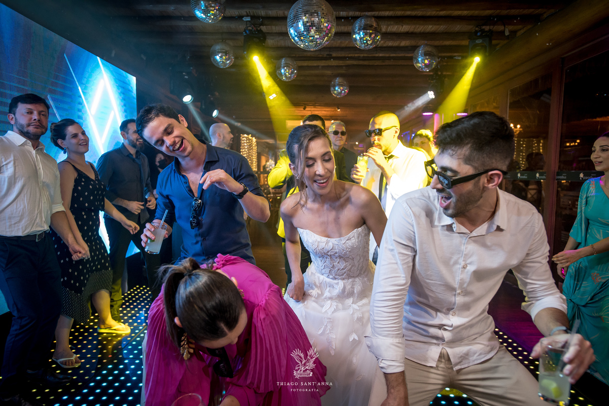 Noiva e convidados na pista de dança.