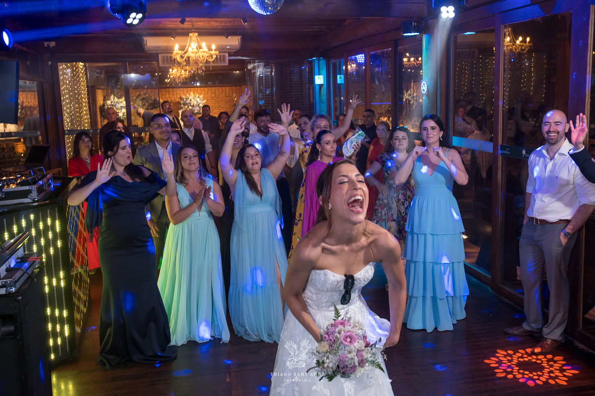 Noiva jogando o buquê.