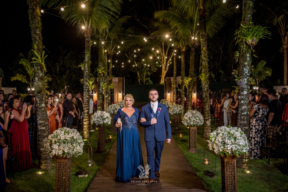 Entrada do noivo na cerimônia de casamento.