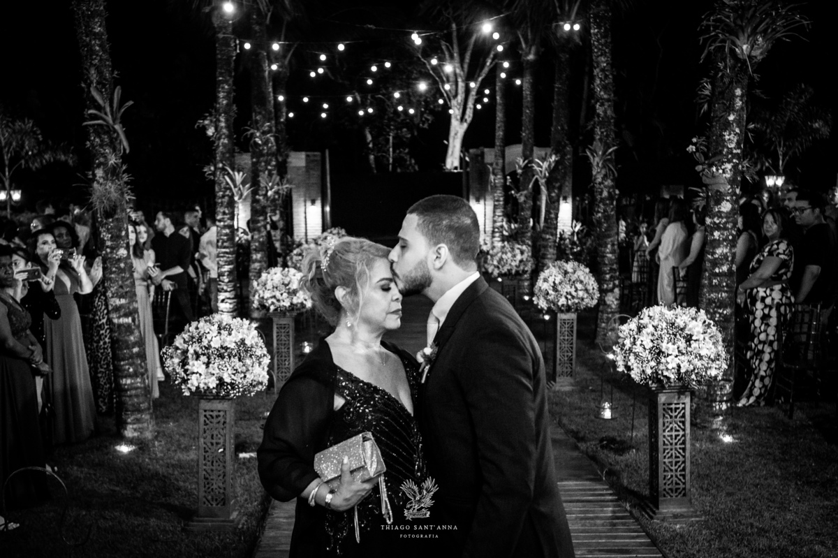 Noivo e mãe na cerimônia de casamento.