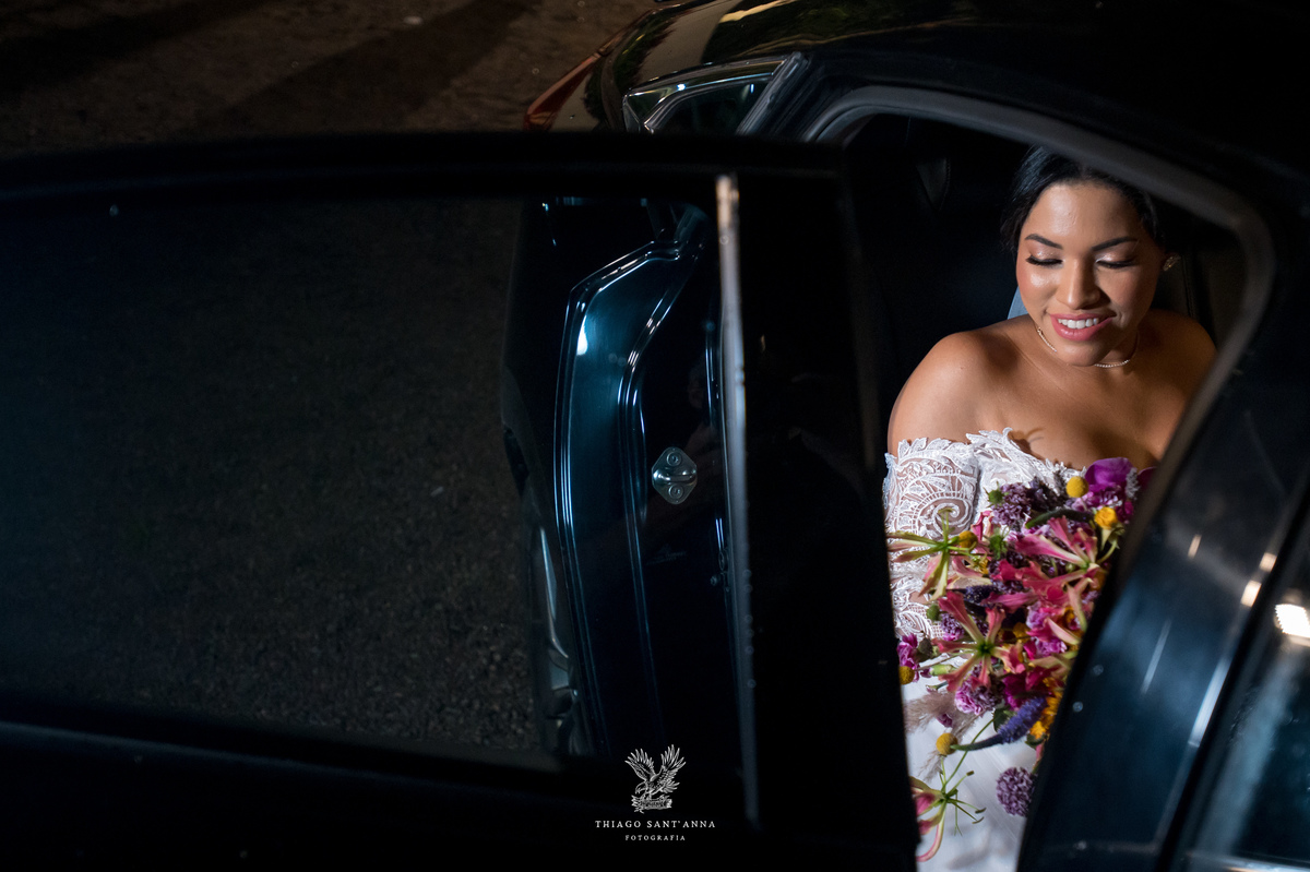 Entrada da noiva de carro na cerimônia do casamento.