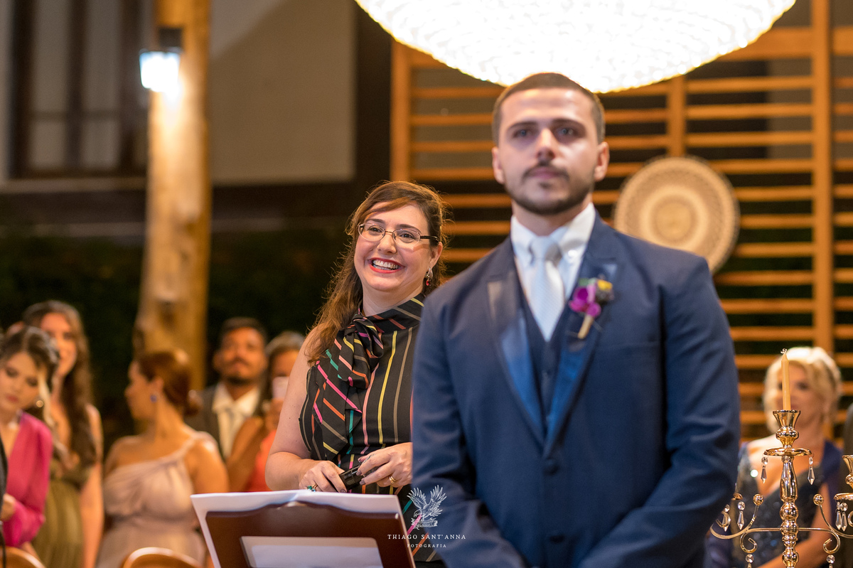 Noivo a espera da noiva no altar.