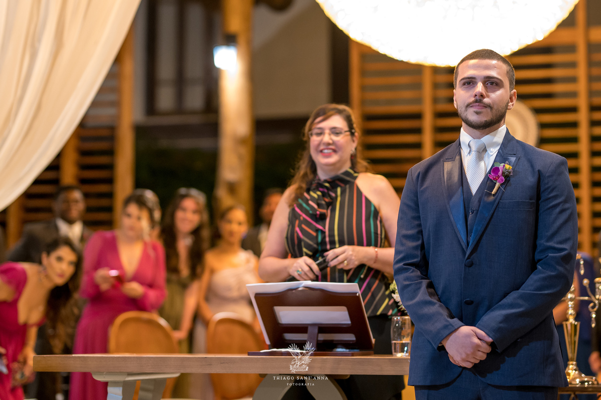 Noivo a espera da noiva no altar.