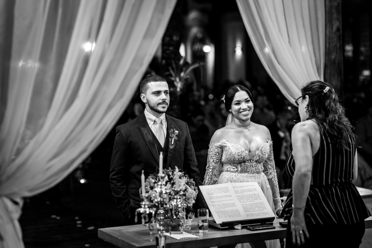 Noivos na cerimônia do casamento.