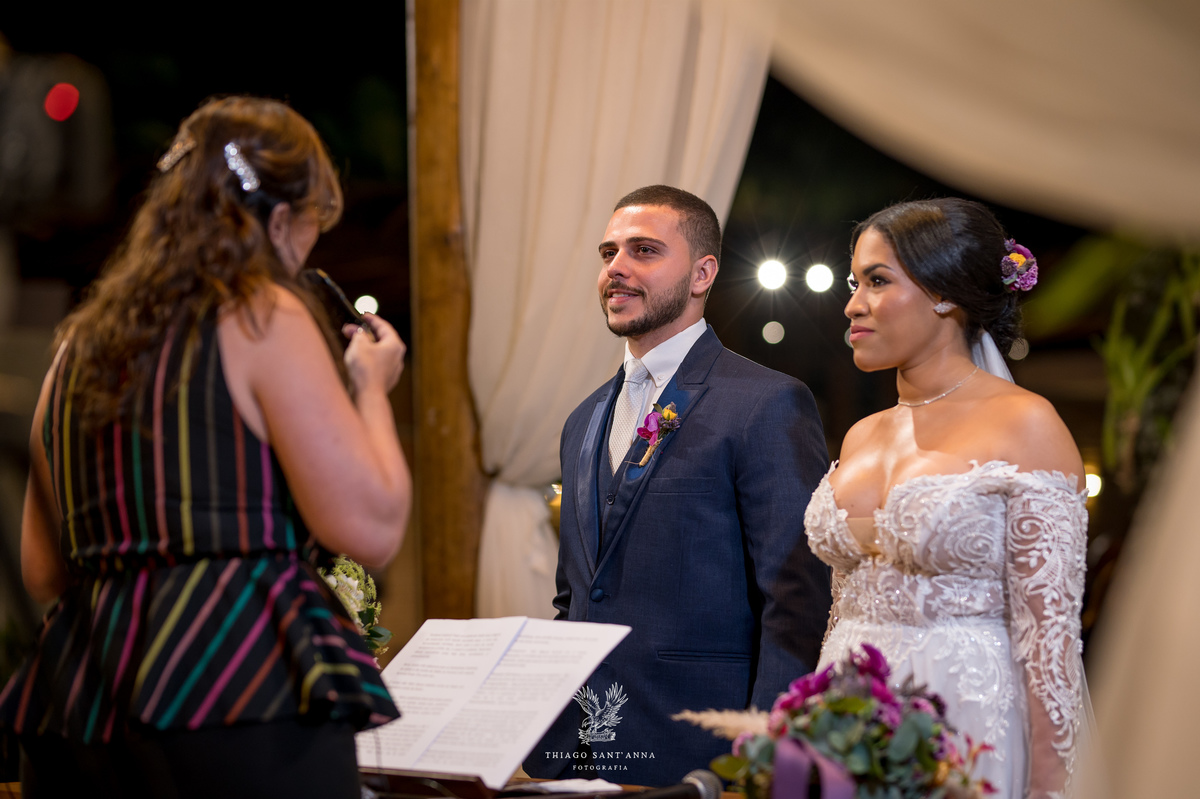 Noivos na cerimônia do casamento.