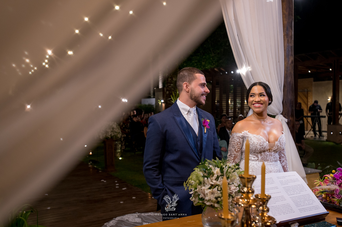 Noivos na cerimônia do casamento.