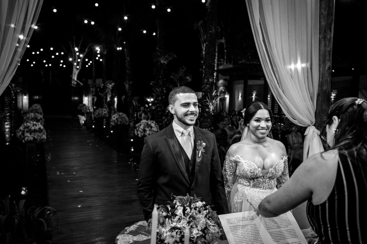 Noivos na cerimônia do casamento.