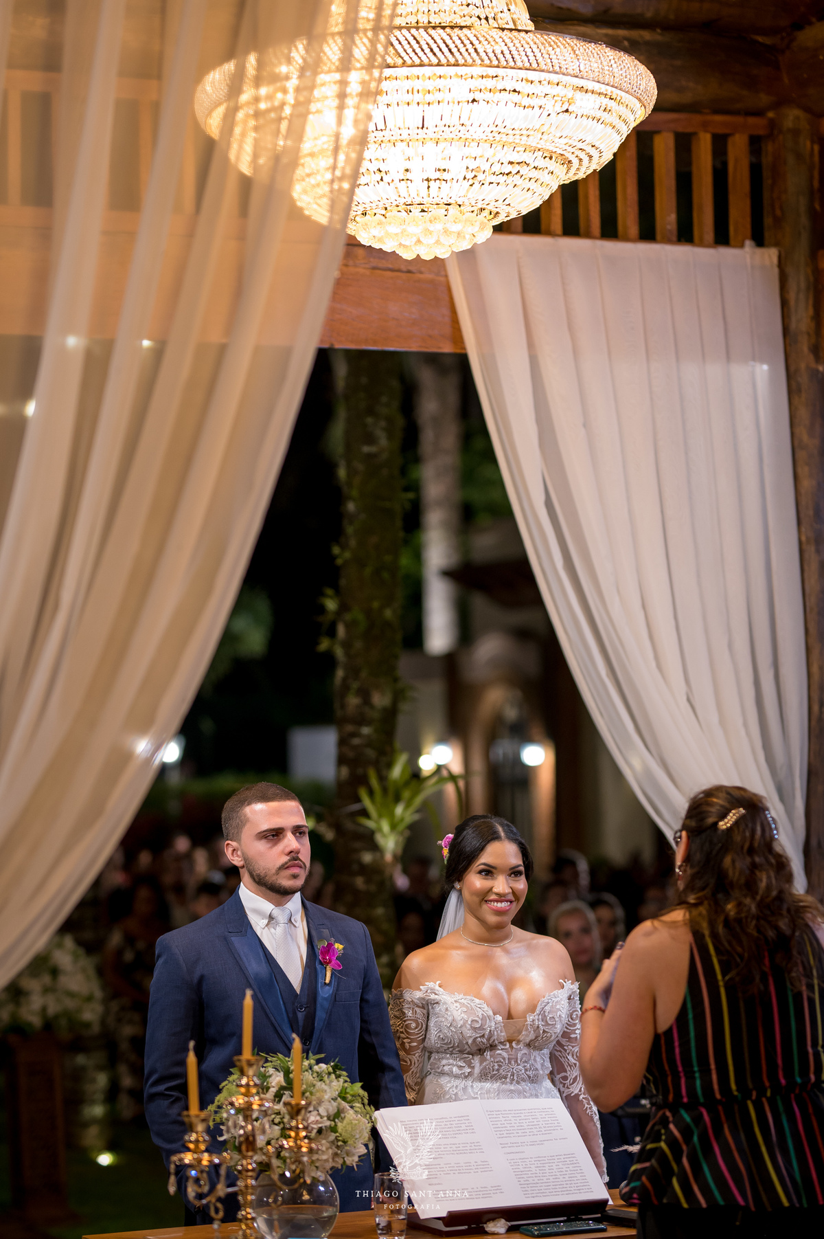 Noivos na cerimônia do casamento.