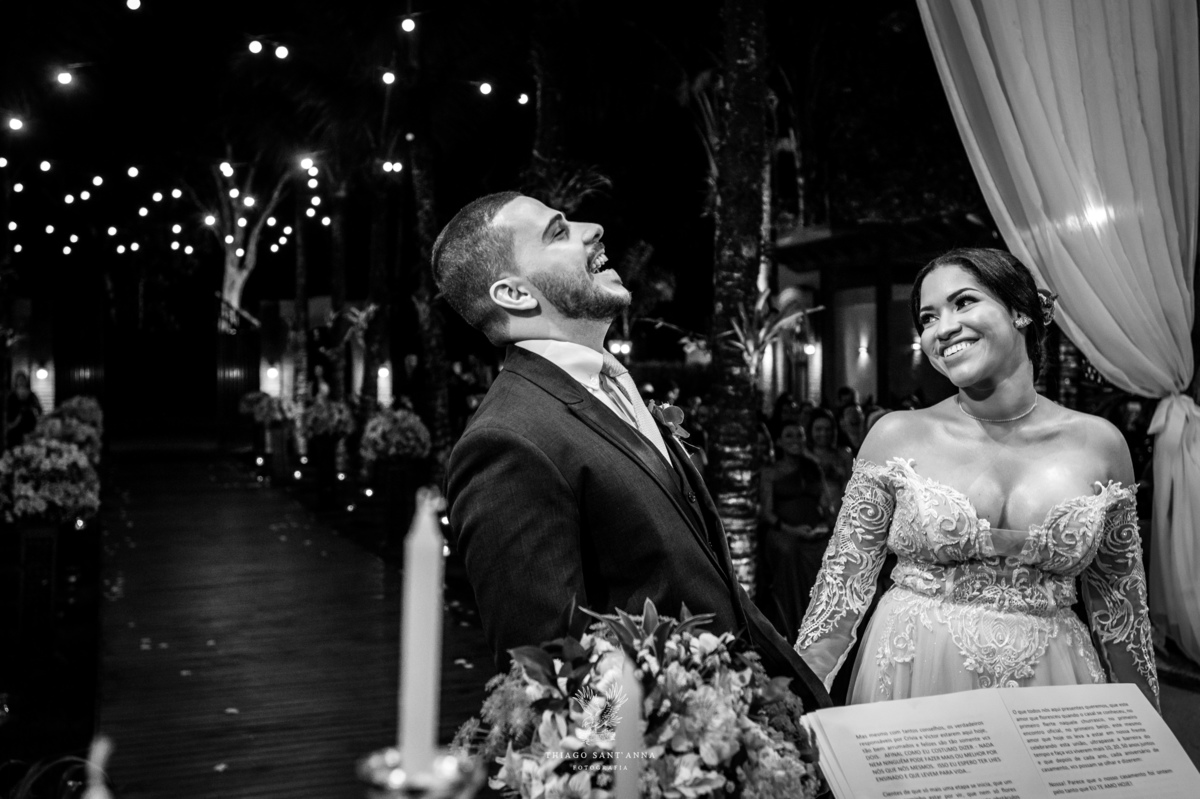 Noivos na cerimônia do casamento.