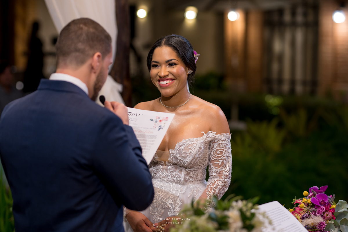 Troca de votos dos noivos na cerimônia de casamento.