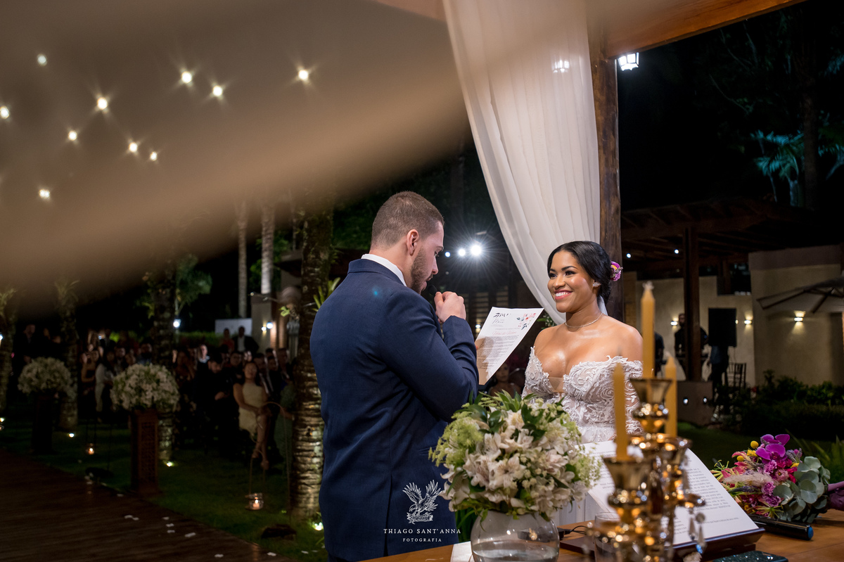 Troca de votos dos noivos na cerimônia de casamento.