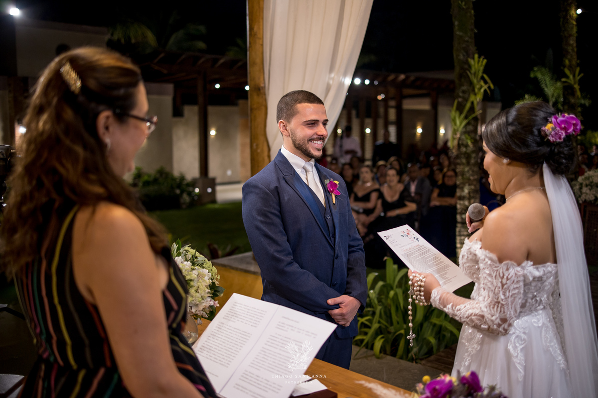 Troca de votos dos noivos na cerimônia de casamento.