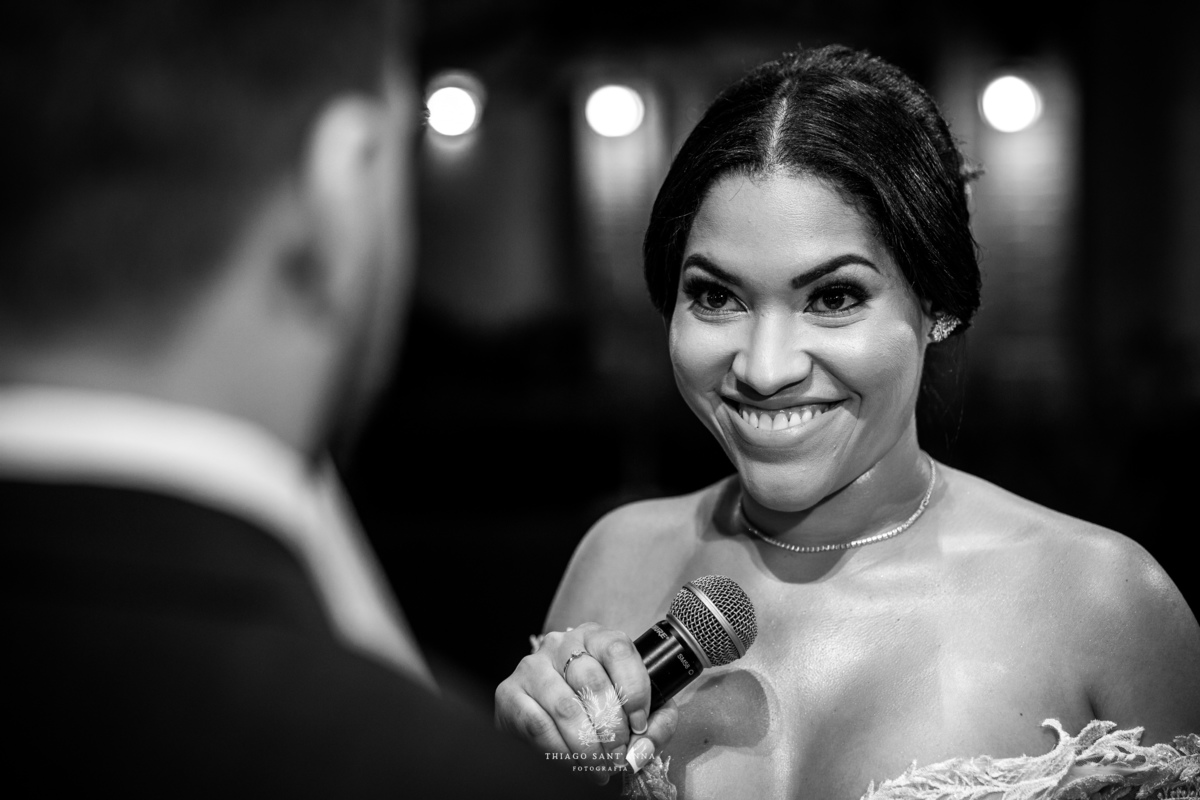 Troca de votos dos noivos na cerimônia de casamento.