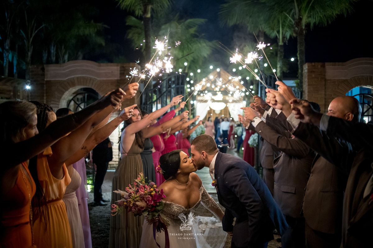 Saída dos noivos na cerimônia de casamento ideias de foto.