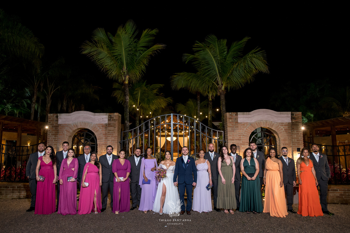 Noivos, madrinhas e padrinhos.