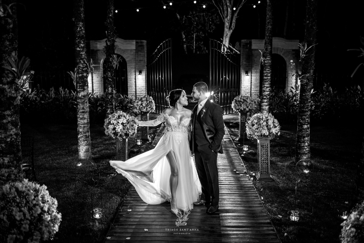 Noivos entrada em cerimônia casamento.