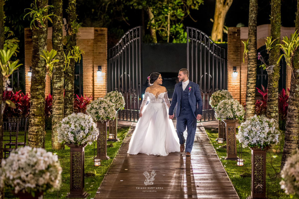Noivos entrada em cerimônia casamento.