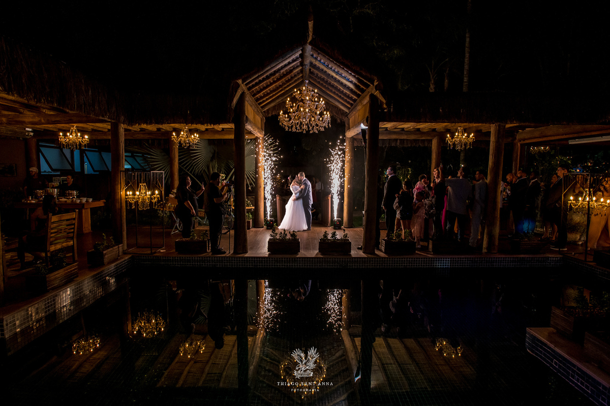 Entrada dos noivos na festa de casamento.
