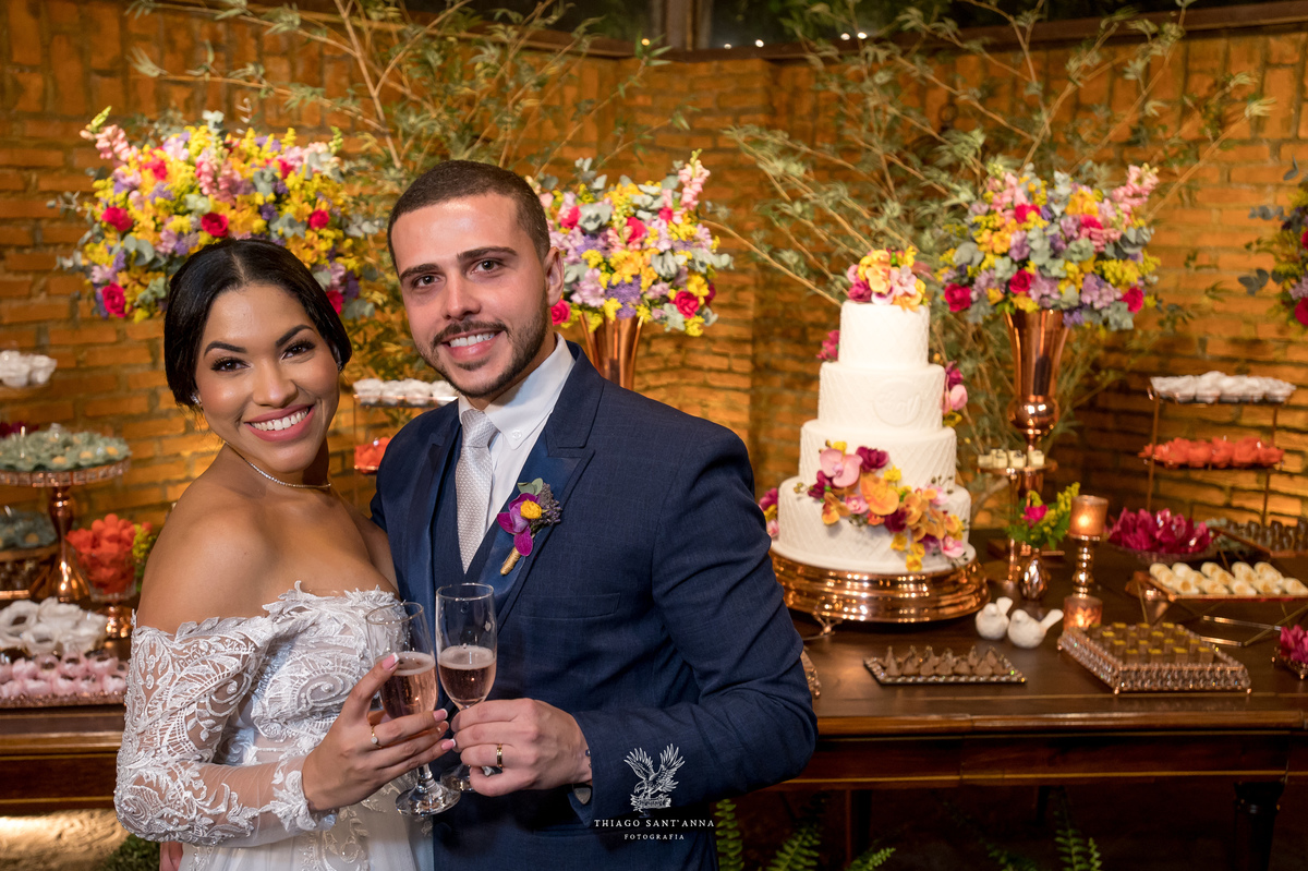 Ideias de decoração mesa do bolo com flores.