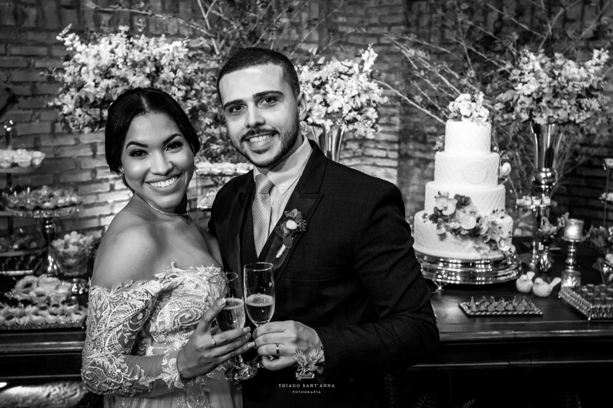 Noivos na festa de casamento.