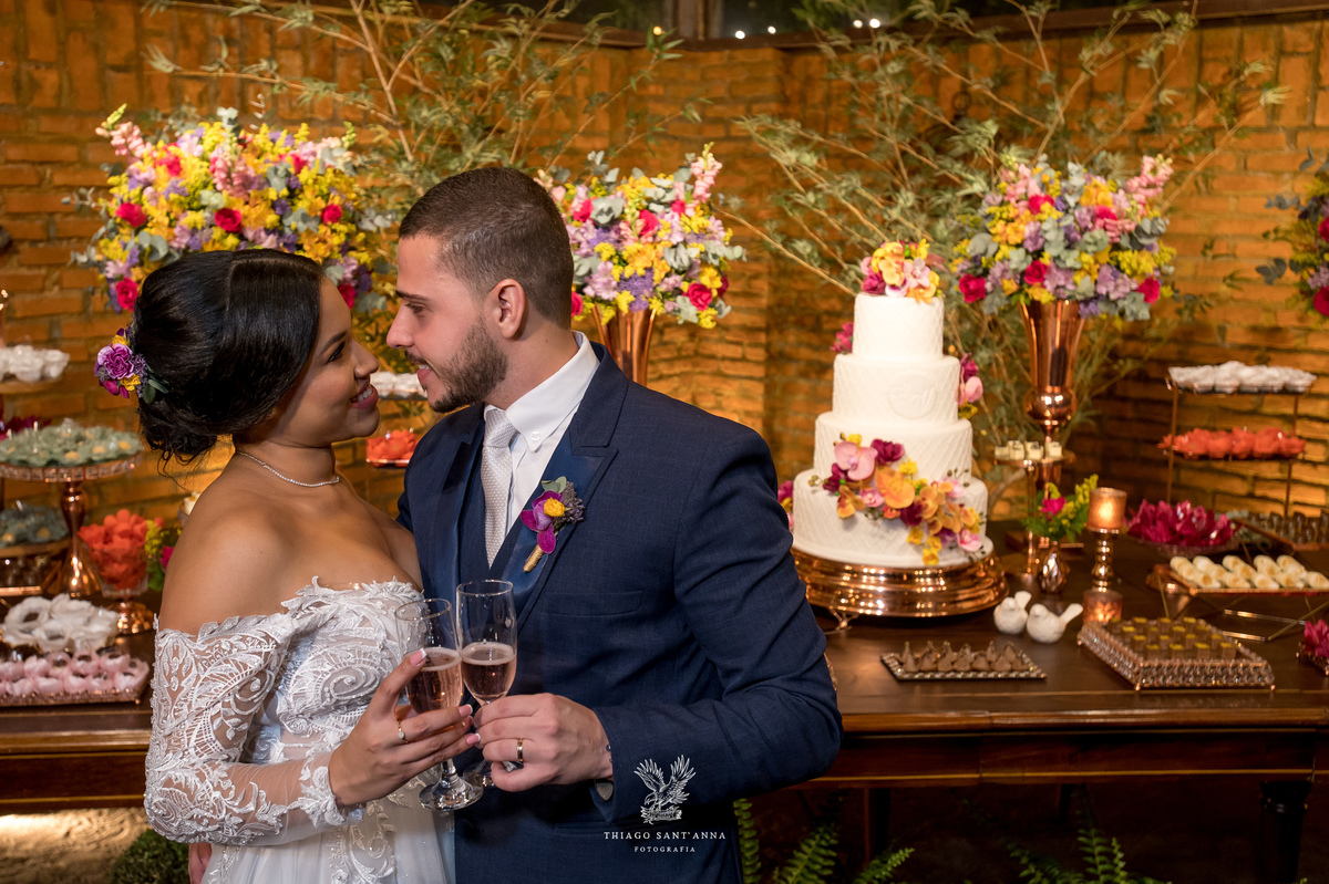 Festa de casamento com flores.