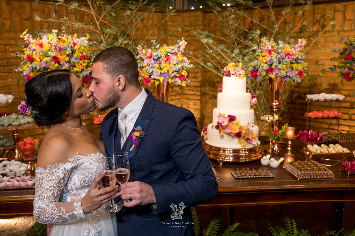 Festa de casamento com flores.