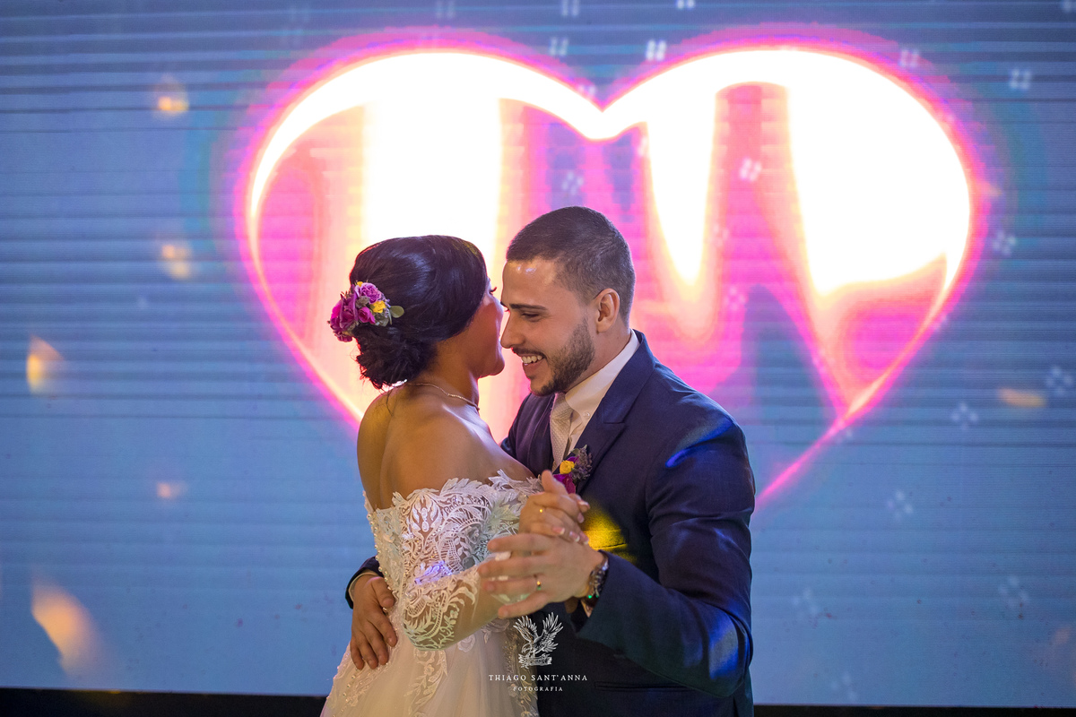Abertura dos noivos na pista de dança na festa de casamento.