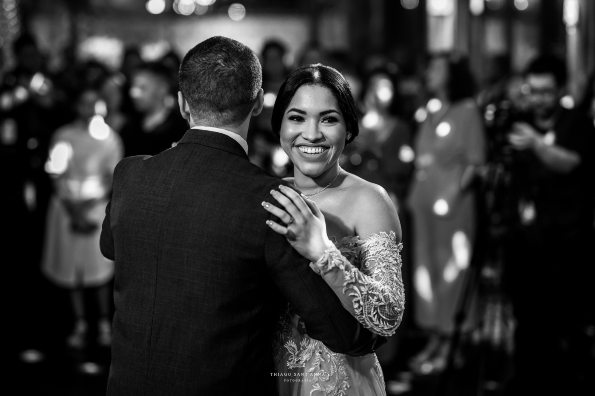 Noivos dançando no casamento.