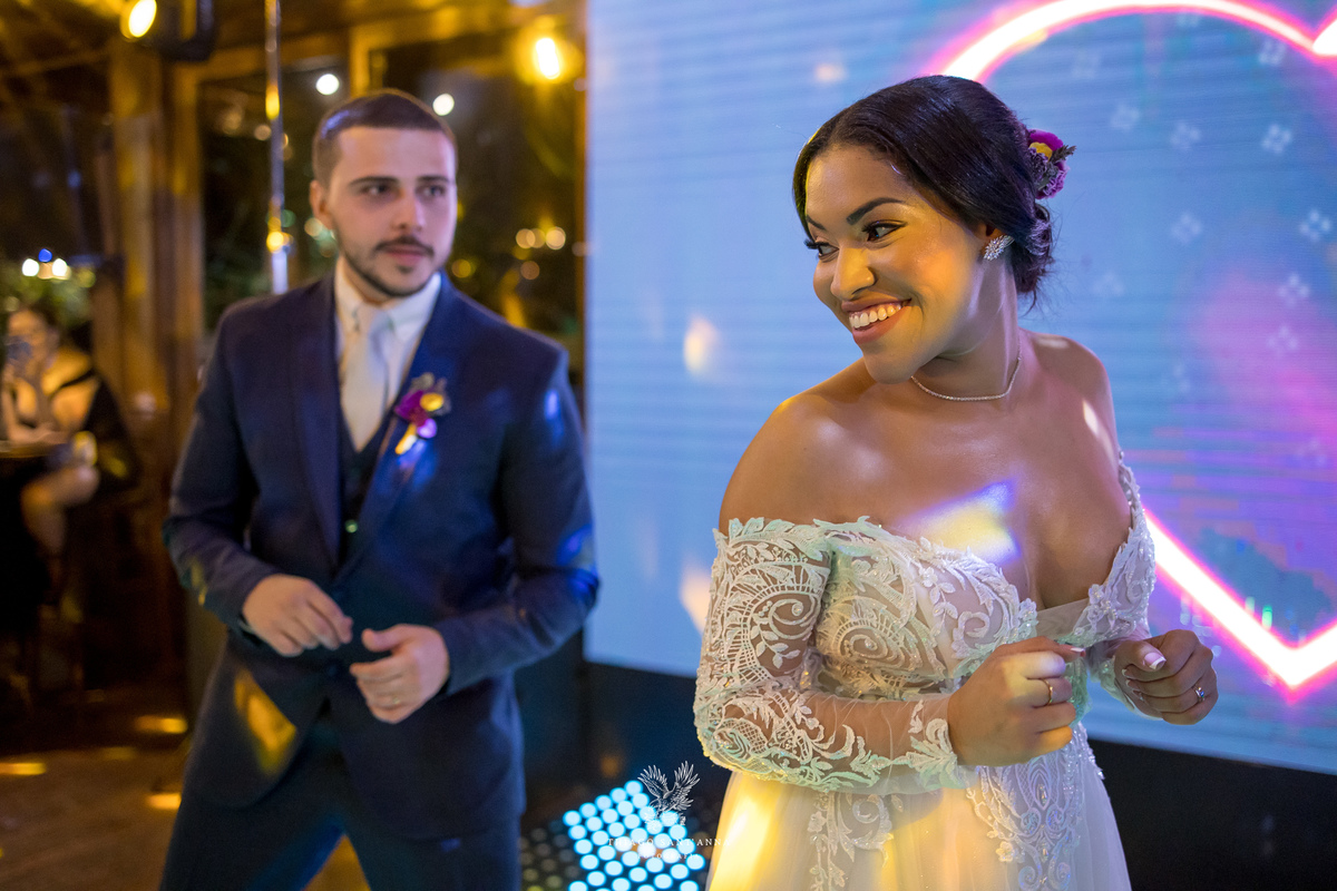 Noivos dançando no casamento.