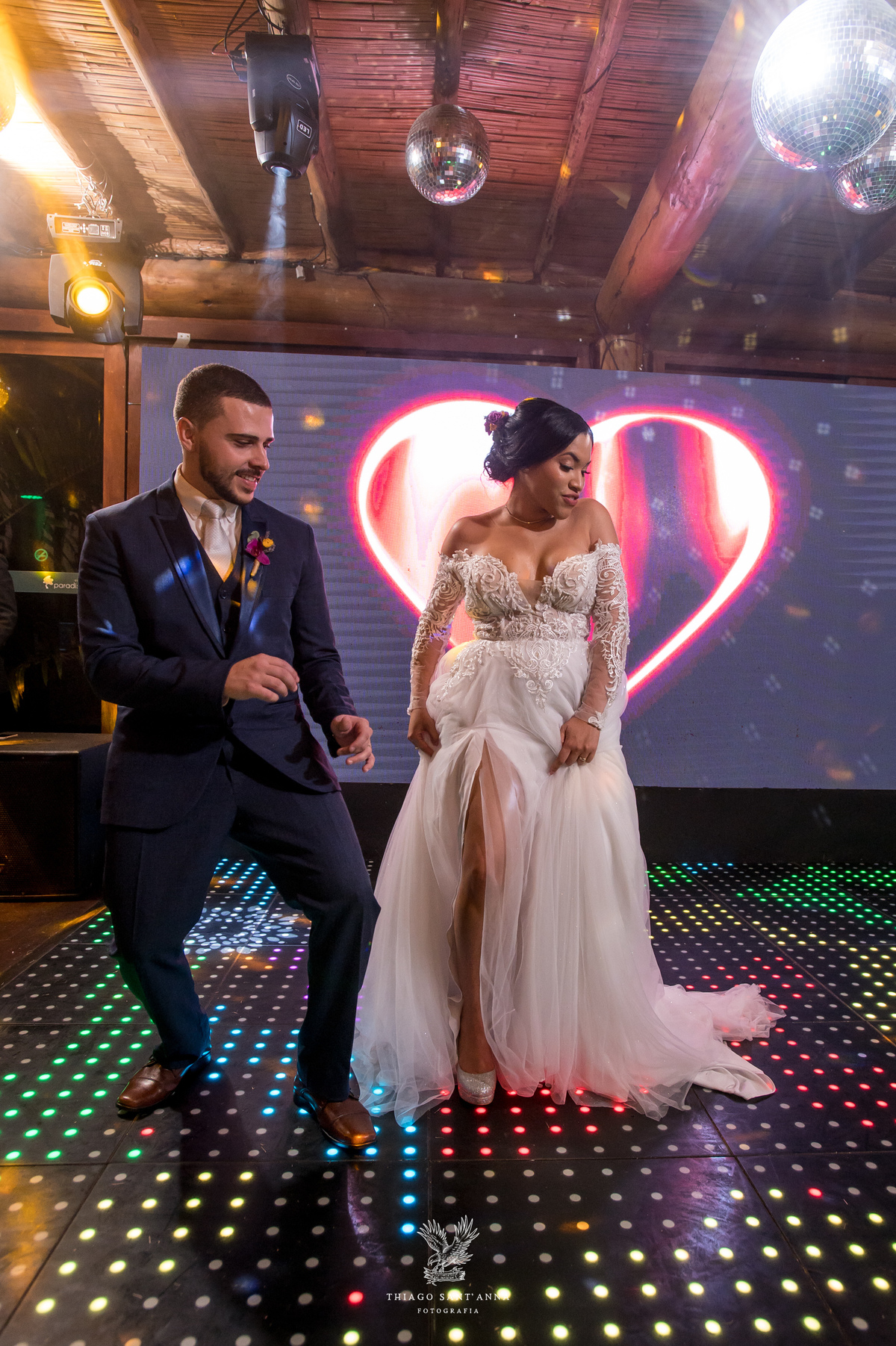 Noivos dançando no casamento.