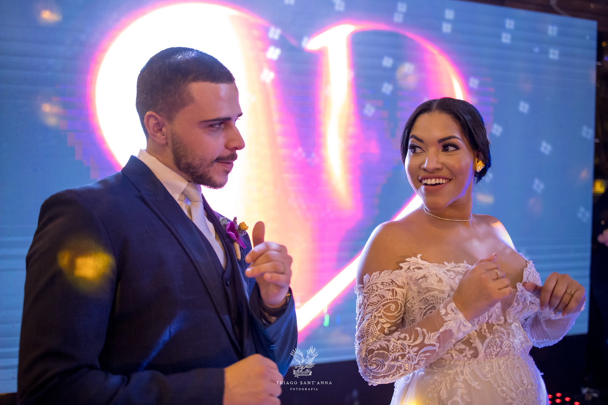 Noivos dançando no casamento.