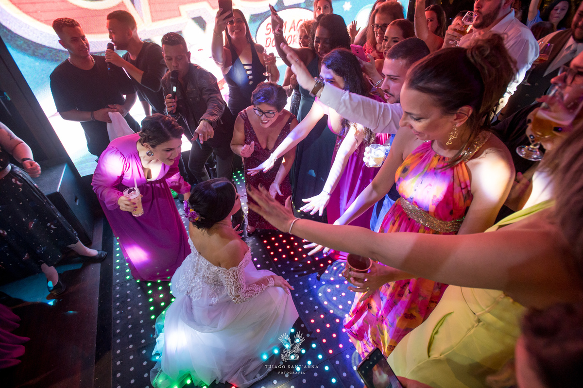 Noiva e convidados na festa de casamento.
