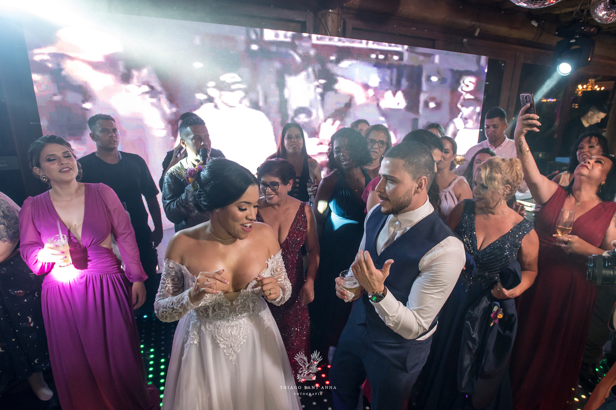 Noivos e convidados na festa de casamento.