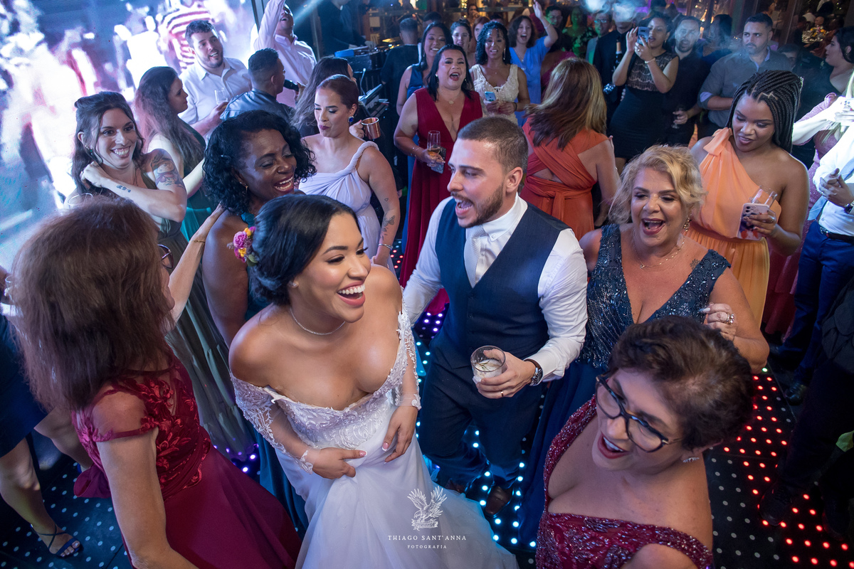 Noivos e convidados na festa de casamento.