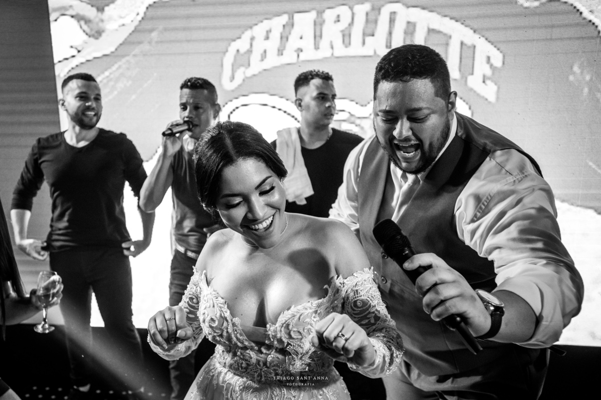 Noiva e convidados na festa de casamento.