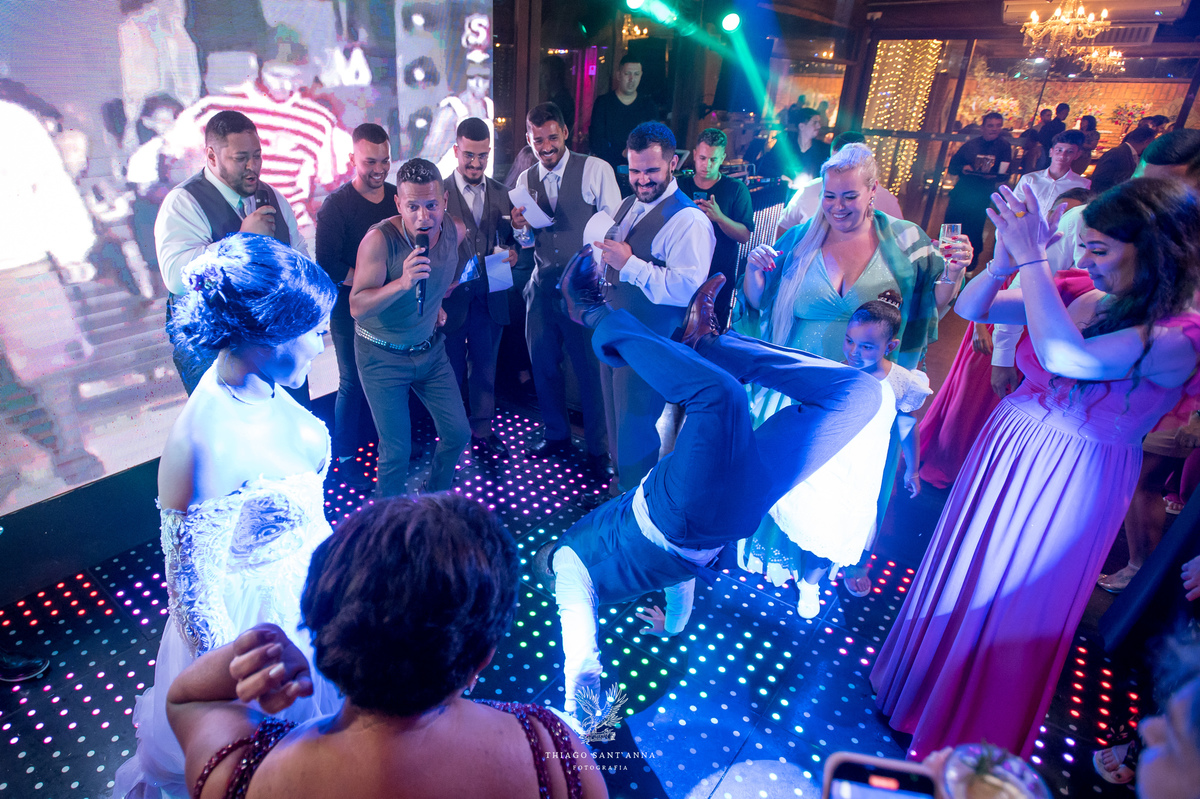 Noivos e convidados na pista de dança na festa de casamento.
