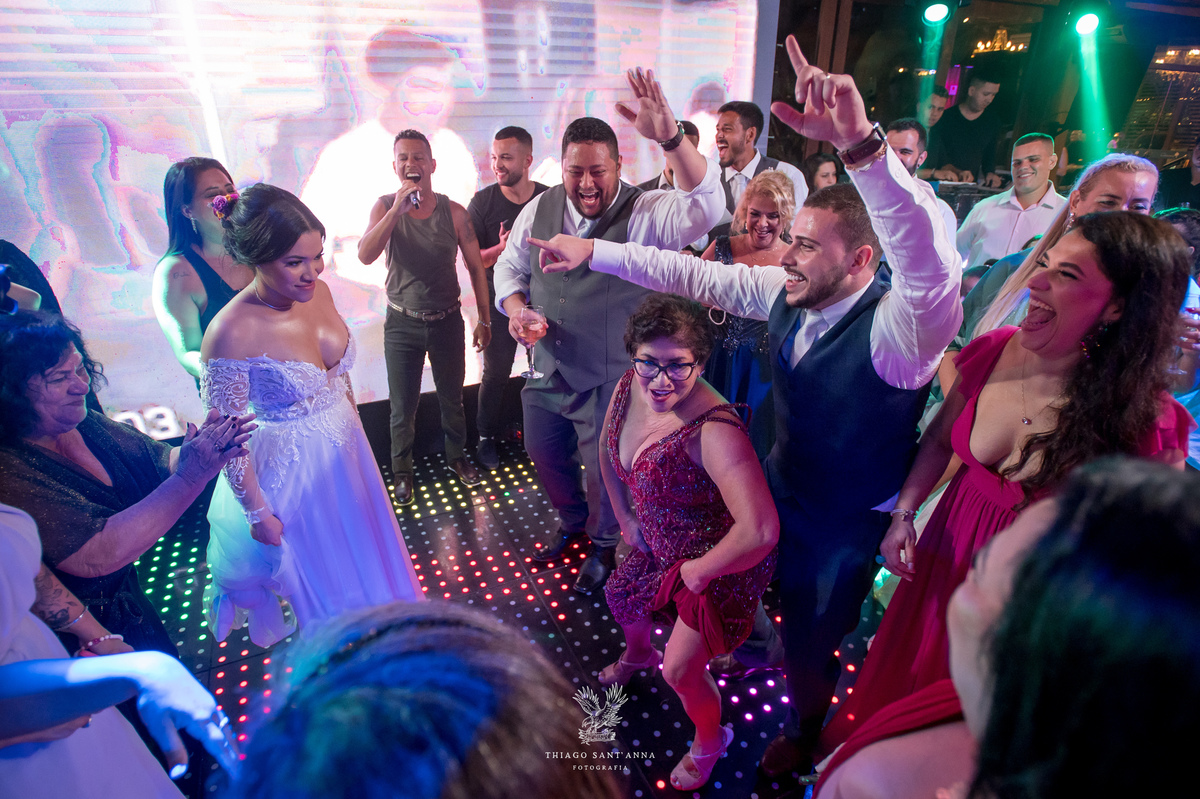 Noivos e convidados na pista de dança na festa de casamento.