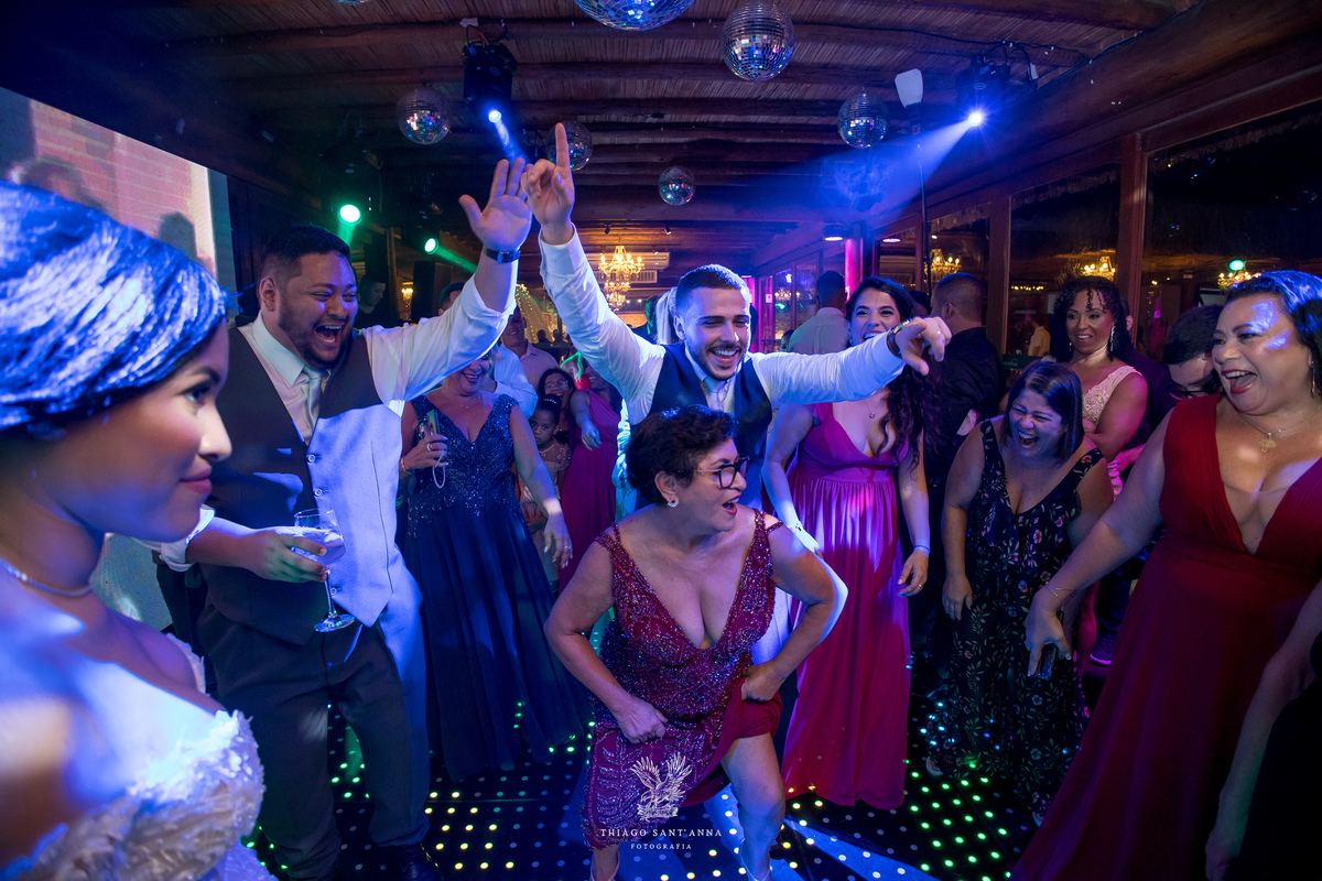 Noivos e convidados na pista de dança na festa de casamento.