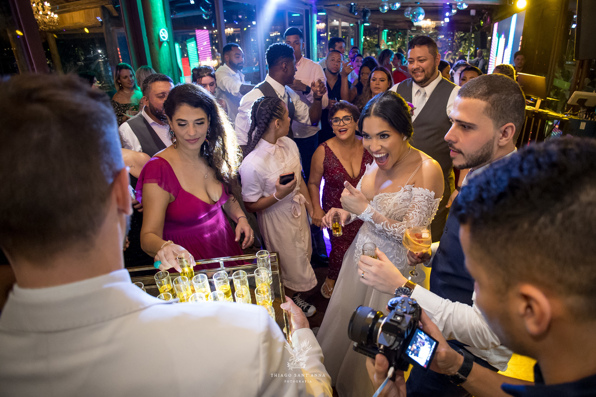 Shots para os noivos e convidados na festa de casamento.