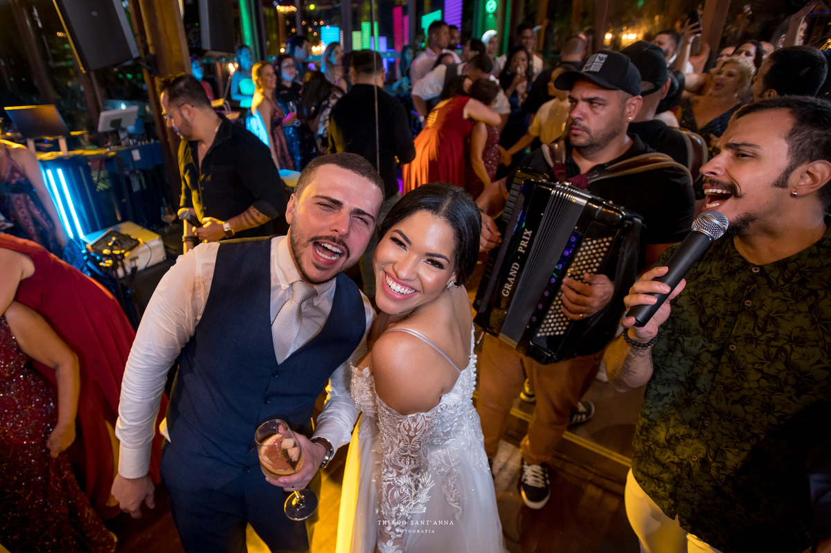 Noivos na festa de casamento com música ao vivo.