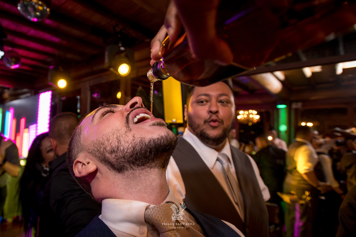 Noivo bebendo casamento.