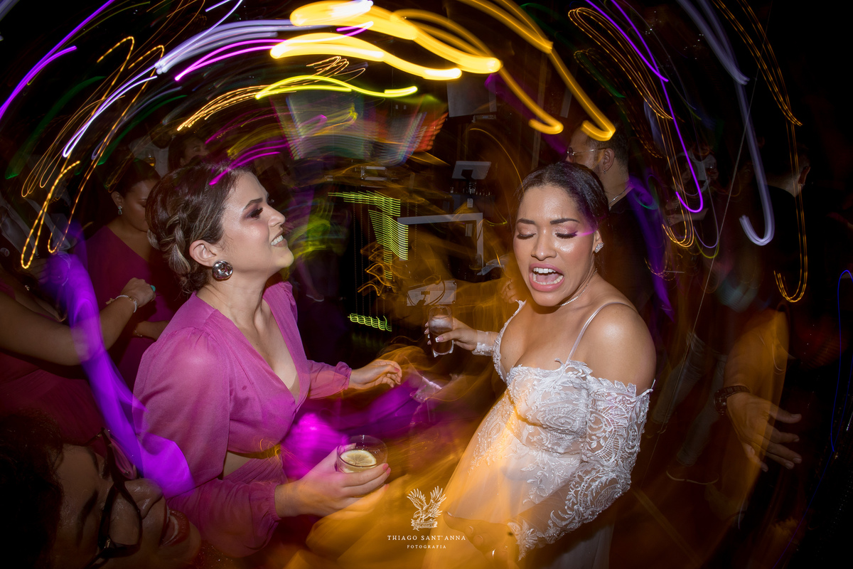 Noiva e convidados na pista de dança na festa de casamento.