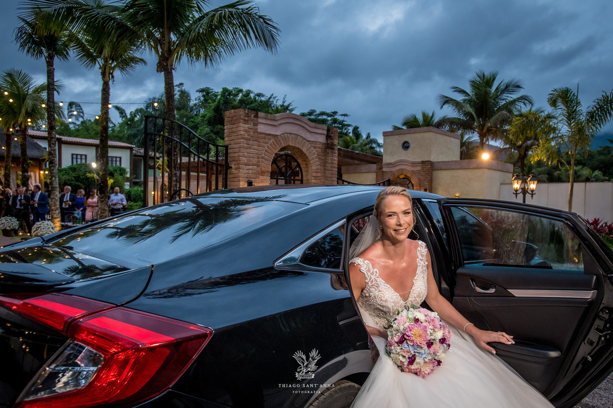 Entrada da noiva no casamento de carro.