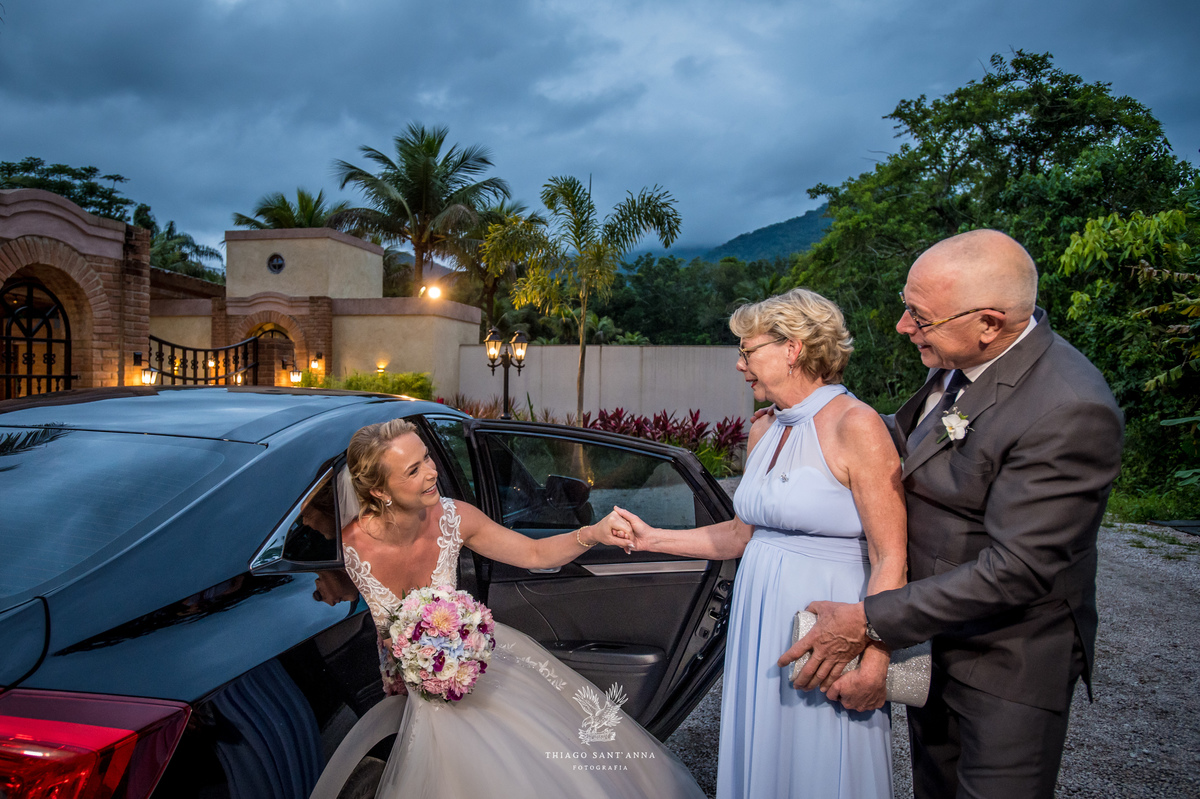 Entrada da noiva no casamento de carro.