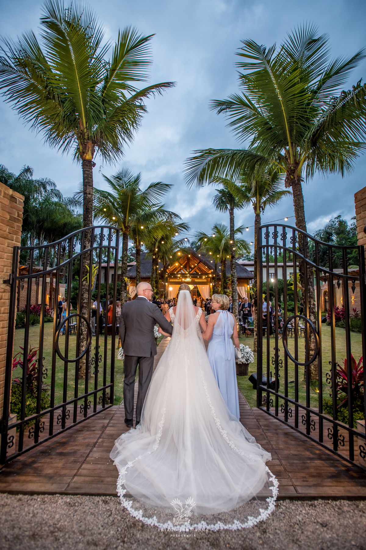 Entrada da noiva no casamento.