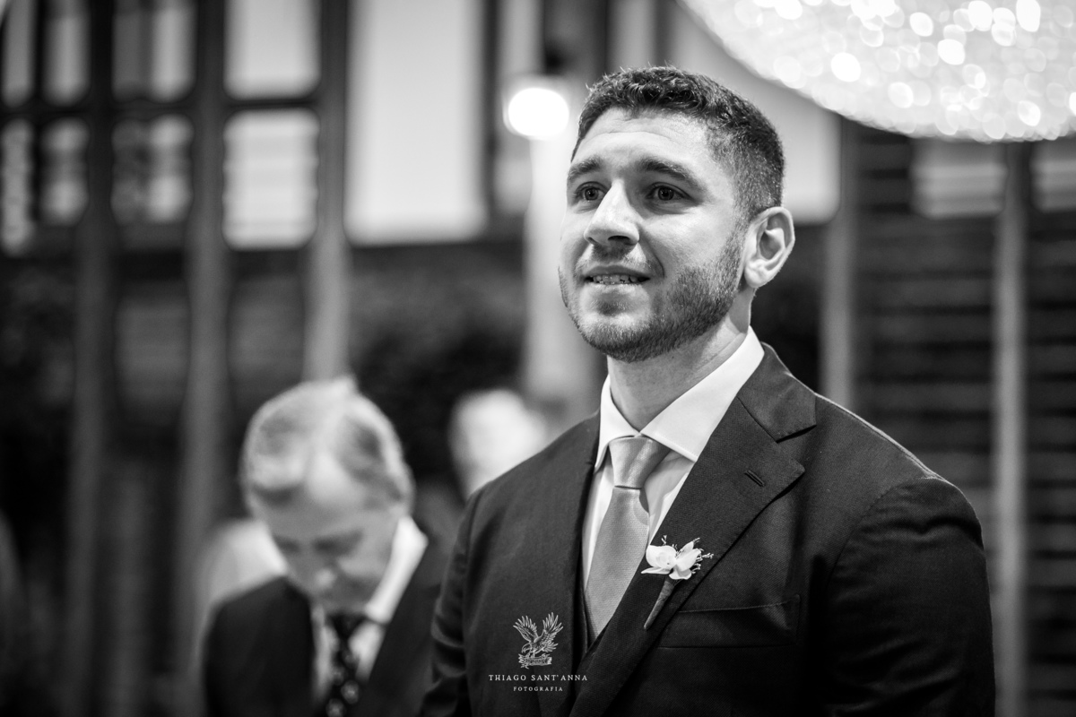 Reação do noivo vendo a noiva entrando na cerimônia casamento.