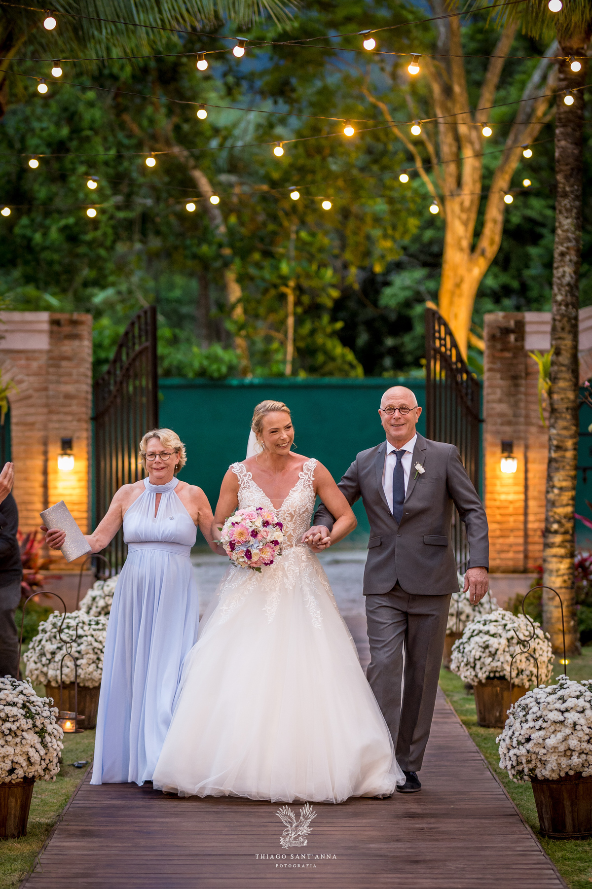 Entrada da noiva no casamento com os pais.