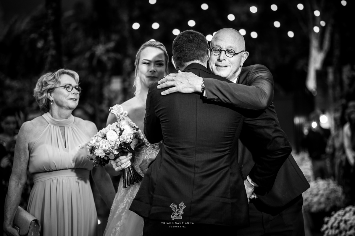 Entrega da noiva no altar casamento.